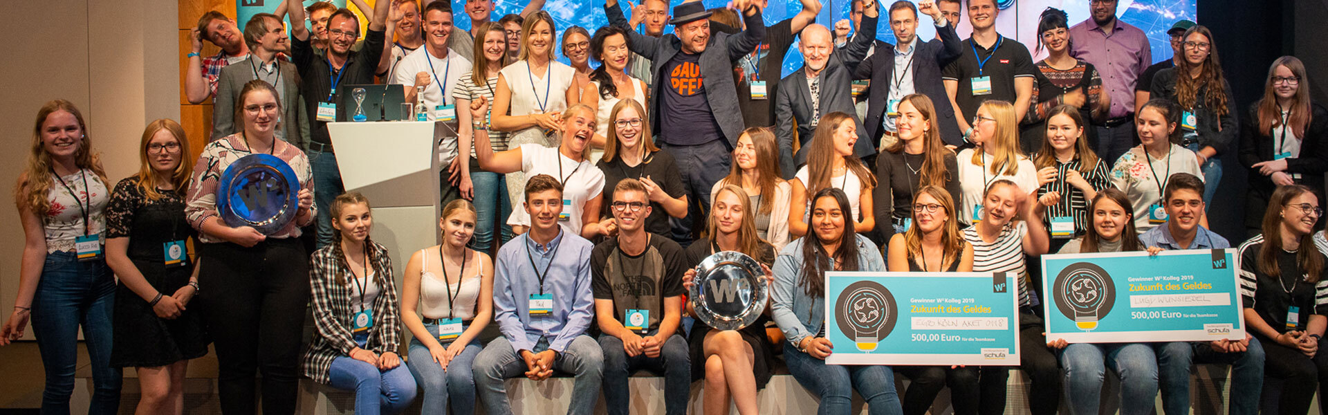 Große Gruppe auf einer Bühne bei einer Preisverleihung